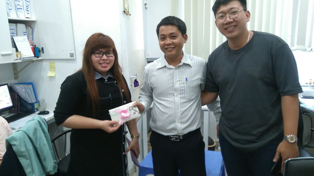 Mr Chuẩn đại diện công ty tặng quà cho cô dâu Lường Hiền