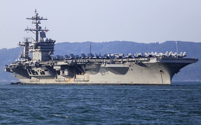Trưa 5/3, tàu sân bay USS Carl Vinson đã neo cách cầu cảng Tiên Sa (Đà Nẵng) khoảng 1km, bắt đầu chuyến thăm hữu nghị của đoàn Hải quân Mỹ đến thành phố Đà Nẵng.