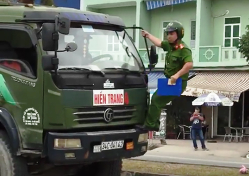 Cảnh sát trật tự thuộc tổ cảnh sát giao thông trật tự xuống đường xử lý ôtô tải.