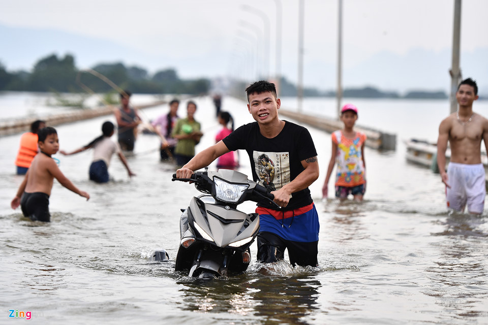 Hai ngày nay, chừng 500 m trên tuyến đường huyết mạch nối thị trấn Quốc Oai với một số xã của huyện Quốc Oai bị ngập sâu