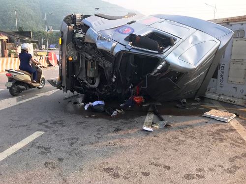Đầu xe container bẹp dúm sau tai nạn