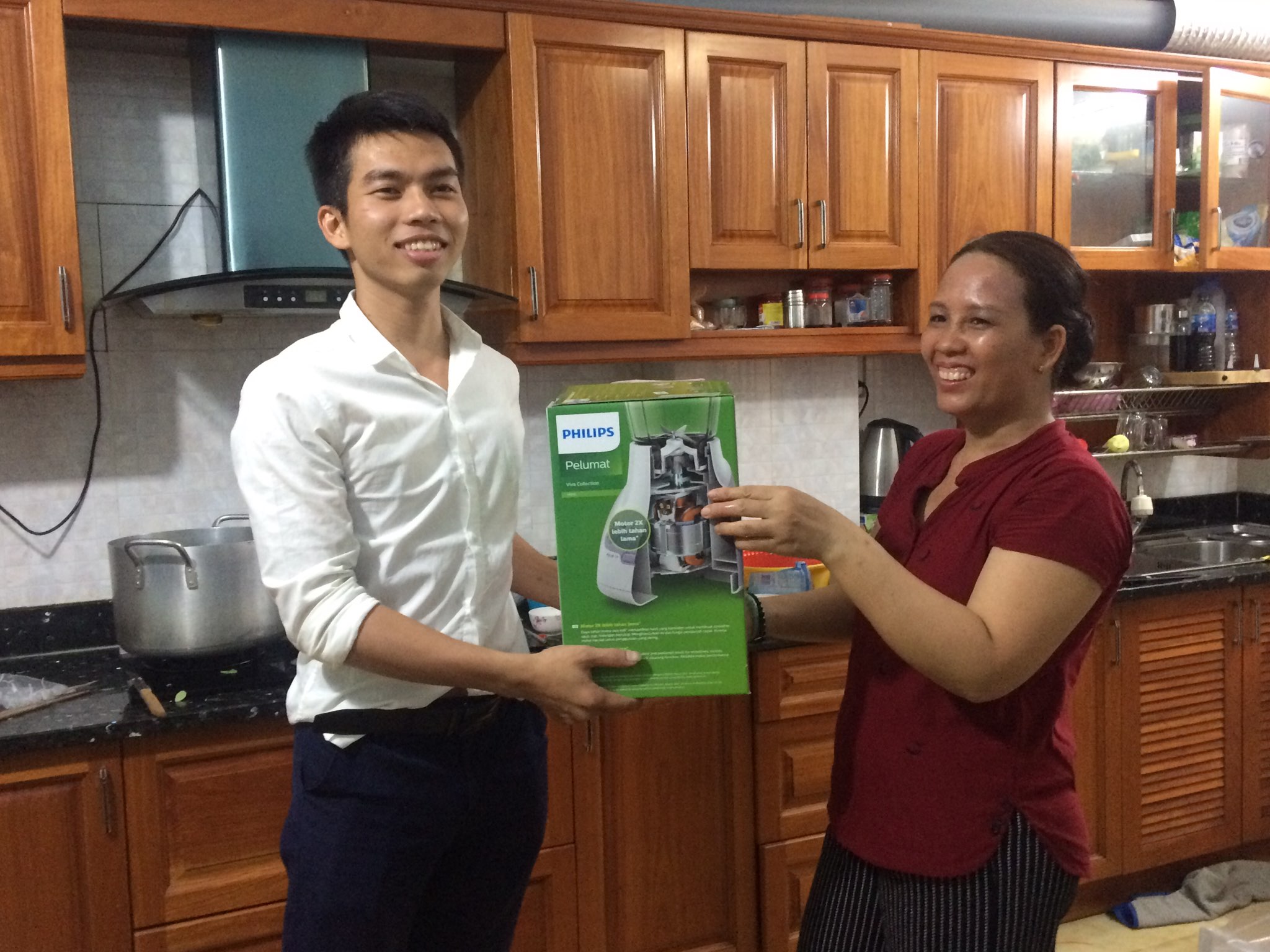 Công ty vận chuyển quốc tế Tân Biển Vàng tặng quà sinh nhật cho nhân viên